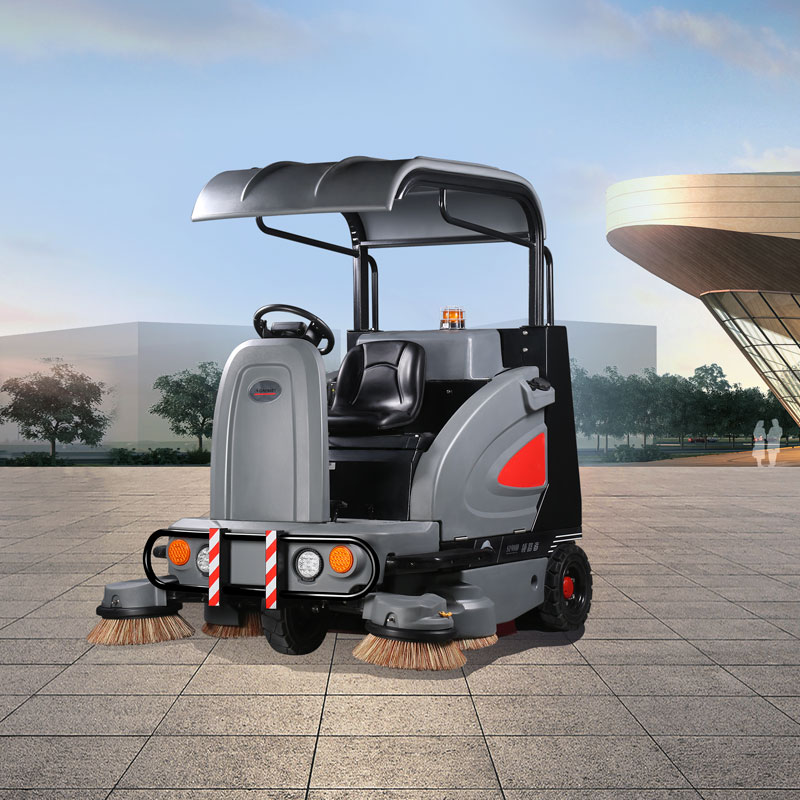 很多物业公司都会选择电动驾驶式扫地车