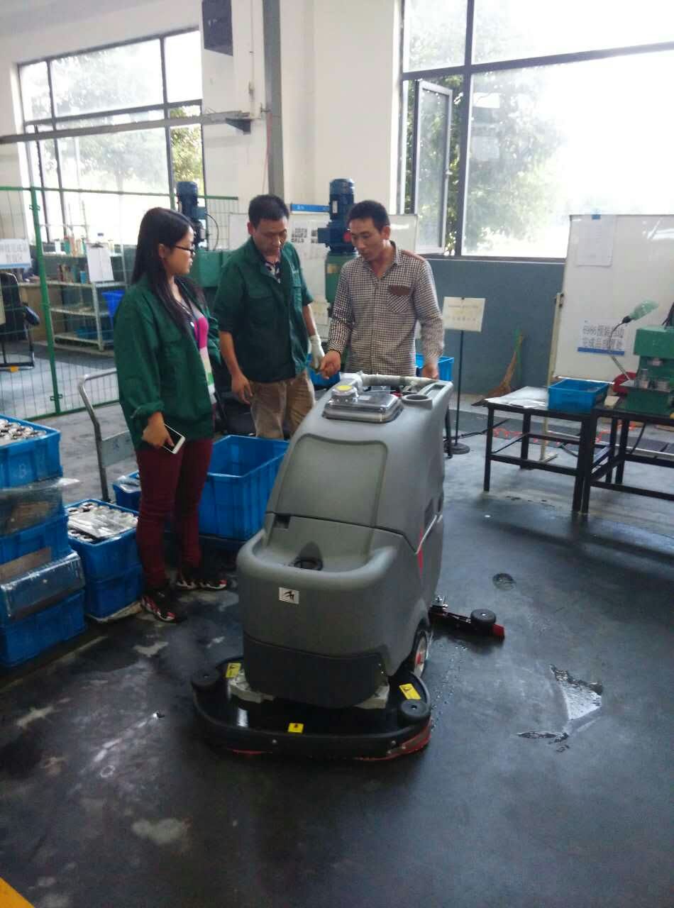 工厂车间环氧地面很脏不好清洗怎么办?