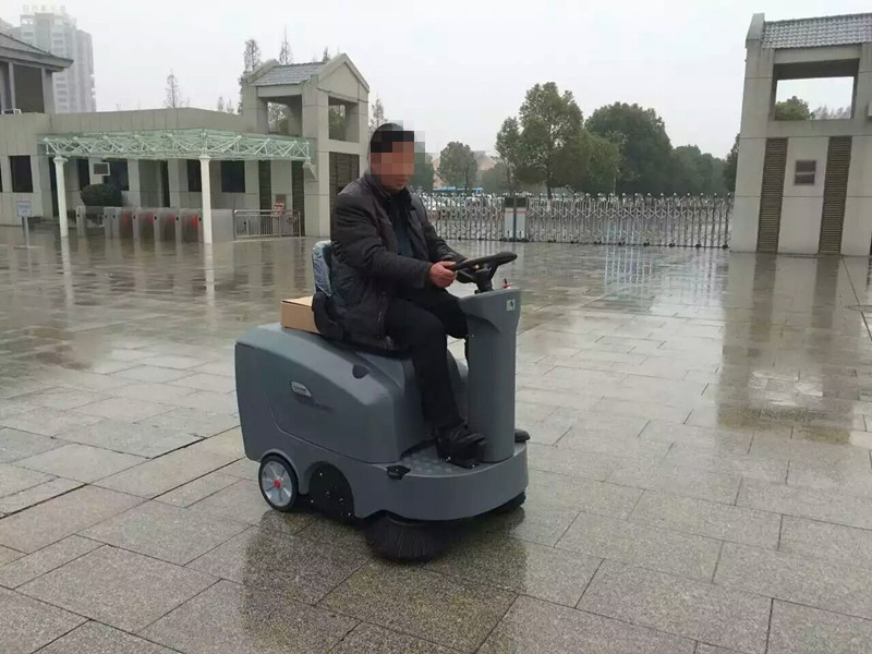 汽车维修厂行业地面清洁就用扫地车