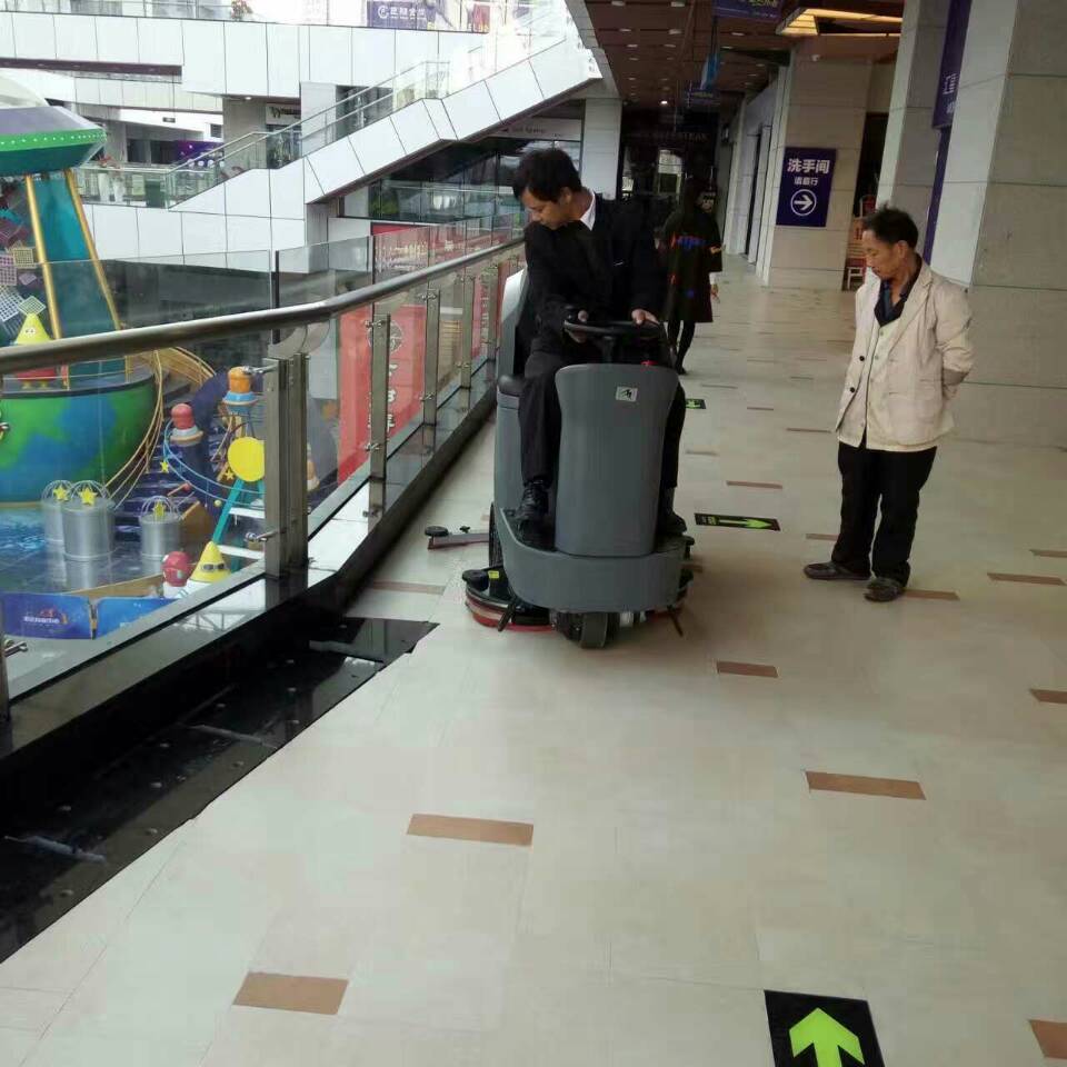 商场驾驶式洗地机如何操作？