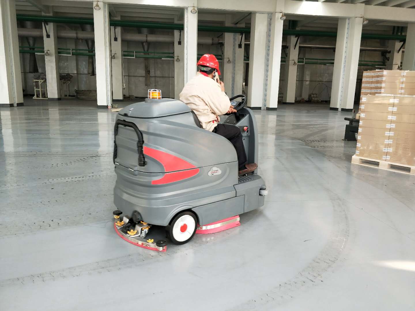 驾驶式洗地机操作起来很简单！